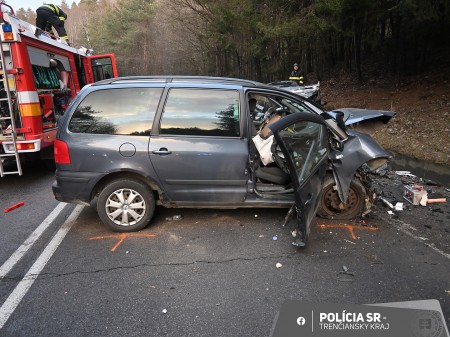 Foto: ČELNÁ ZRÁŽKA DVOCH AÚT za Veľkou Čausou (okres Prievidza) v časti Banská si vyžiadala viacero zranených 3