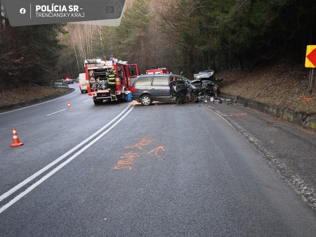Foto: ČELNÁ ZRÁŽKA DVOCH AÚT za Veľkou Čausou (okres Prievidza) v časti Banská si vyžiadala viacero zranených 4