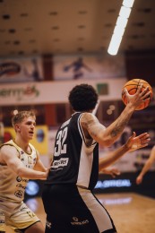 Foto: BC Prievidza si v domácom prostredí pripísala cenné víťazstvo nad Patriotmi Levice, keď triumfovala 97:79 4