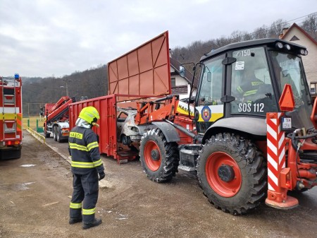 Foto: Prievidzskí hasiči si precvičili likvidáciu požiaru elektromobilu 0