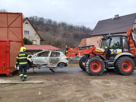 Foto: Prievidzskí hasiči si precvičili likvidáciu požiaru elektromobilu 1