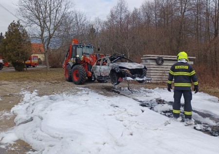 Foto: Prievidzskí hasiči si precvičili likvidáciu požiaru elektromobilu 2