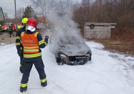 Foto: Prievidzskí hasiči si precvičili likvidáciu požiaru elektromobilu 3