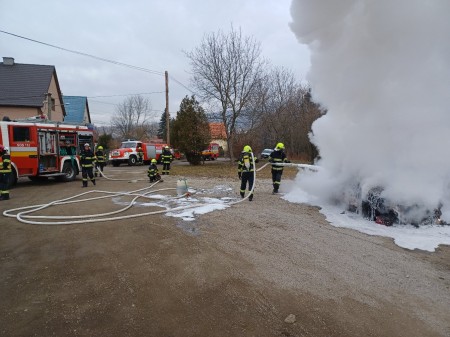 Foto: Prievidzskí hasiči si precvičili likvidáciu požiaru elektromobilu 4