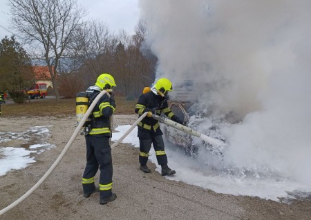 Foto: Prievidzskí hasiči si precvičili likvidáciu požiaru elektromobilu 5
