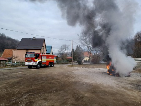 Foto: Prievidzskí hasiči si precvičili likvidáciu požiaru elektromobilu 7