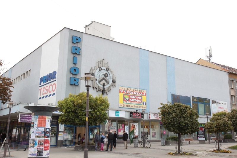 Tesco obmedzilo predaj lacného alkoholu na námestí v Prievidzi