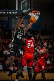 Foto: BC Prievidza prišla o domácu víťaznú sériu, v samotnej koncovke ju ukončilo Komárno. BC Prievidza – BC Komárno 79:81 4