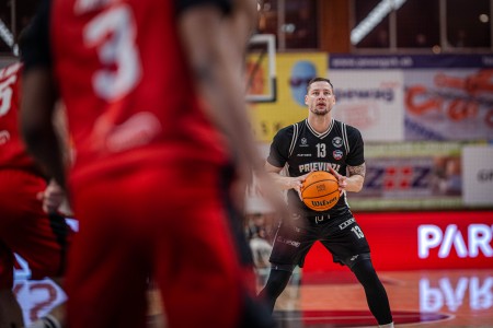 Foto: BC Prievidza prišla o domácu víťaznú sériu, v samotnej koncovke ju ukončilo Komárno. BC Prievidza – BC Komárno 79:81 6