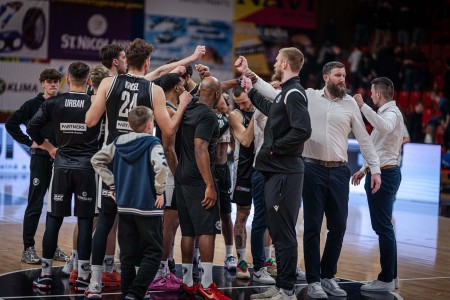 Foto: BC Prievidza prišla o domácu víťaznú sériu, v samotnej koncovke ju ukončilo Komárno. BC Prievidza – BC Komárno 79:81 15