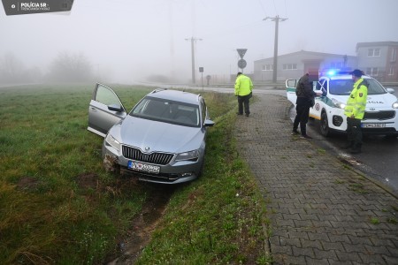Foto: 36 ročný muž si sadol za volant s viac ako 2 promile: V Bojniciach havaroval 2