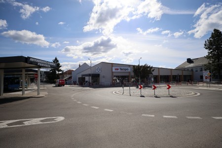 Foto: V Prievidzi pribudol jedinečný ekologický supermarket s inovatívnym dizajnom otvorený nonstop 48