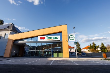 Foto: V Prievidzi pribudol jedinečný ekologický supermarket s inovatívnym dizajnom otvorený nonstop 76