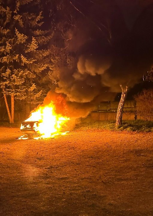 V Prievidzi horelo auto, príčiny požiaru zisťujú
