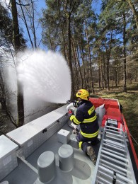 Foto: Hasiči z hornej Nitry si precvičili likvidáciu požiaru lesného porastu 4