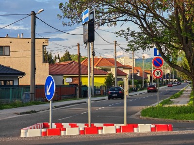Foto: Mesto Prievidza znižuje na Malonecpalskej ulici rýchlosť, upravuje tam i dopravu