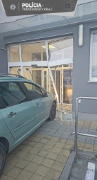 Foto: Muž pod vplyvom drog poškodil dvere policajnej budovy v Prievidzi 2