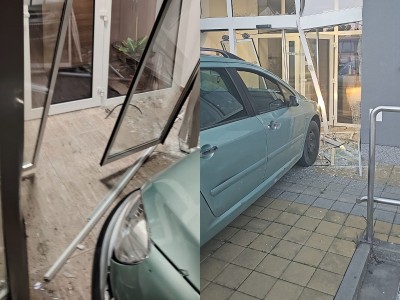 Foto: Muž pod vplyvom drog poškodil dvere policajnej budovy v Prievidzi