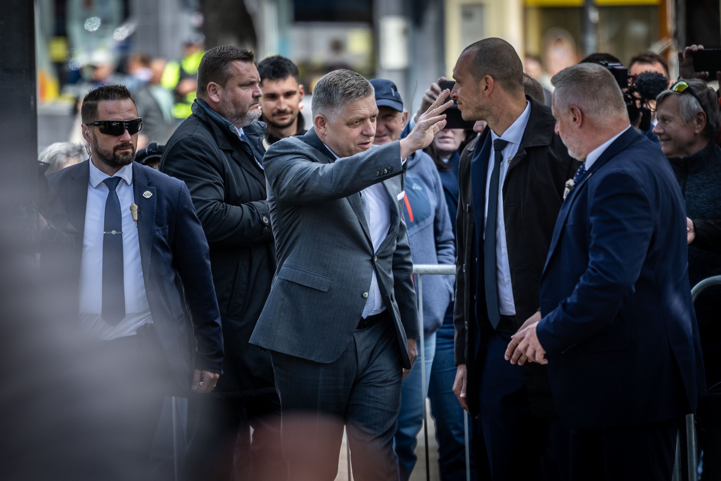 Robert Fico si v Handlovej podal ruku s podporovateľmi na mieste, kde ho vlani postrelili. Fico zopakoval, že atentátnikovi Jurajovi Cintulovi odpustil