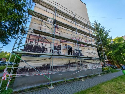Foto: Umenie na stenách opäť ožíva – Ivan Jakušovský maľuje ďalší murál v Prievidzi