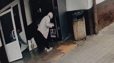 Video: KABELKOVÝ ZLODEJ: Obvinili 41-ročného muža, ktorý v Prievidzi okradol seniorku