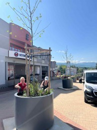 Foto: Novinkou v centre mesta Prievidza sú veľkoobjemové kvetináče na Pribinovom námestí 0