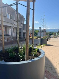 Foto: Novinkou v centre mesta Prievidza sú veľkoobjemové kvetináče na Pribinovom námestí 2