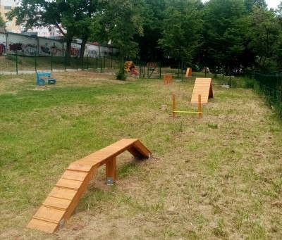 Nové vybavenie v psom cvičisku v Čerešňovom sade v mestskej časti Kopanice (sídlisko Sever)