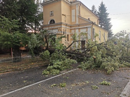Počasie vyčíňalo, na niektorých miestach vypadla elektrina. Najviac zásahov mali hasiči zo staníc v Prievidzi a Handlovej 4