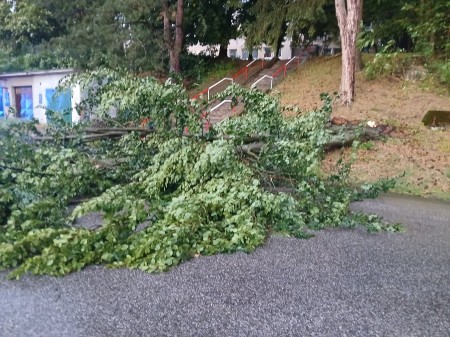 Počasie vyčíňalo, na niektorých miestach vypadla elektrina. Najviac zásahov mali hasiči zo staníc v Prievidzi a Handlovej 6