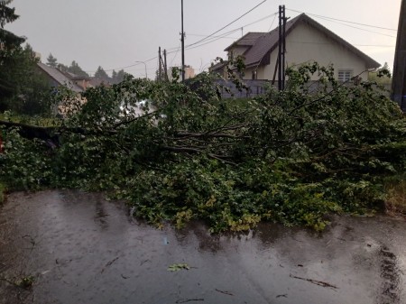 Počasie vyčíňalo, na niektorých miestach vypadla elektrina. Najviac zásahov mali hasiči zo staníc v Prievidzi a Handlovej 8