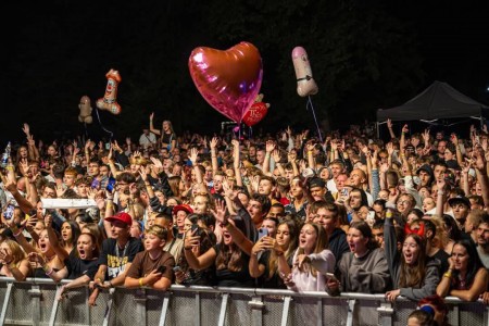 CITY FEST ZH 2025 - program - TOMÁŠ KLUS & CÍLOVÁ SKUPINA (CZ), DESMOD, INÉ KAFE, KORBEN DALLAS, ALAN MURÍN, GLEB, EMMA DROBNÁ 4