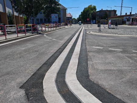 Foto: Problémový žľab na na autobusovej stanici v Prievidzi je hotový. Dielo majú odovzdať 9. augusta 2025. 1