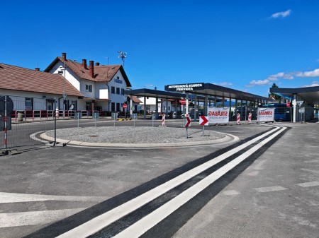 Foto: Problémový žľab na na autobusovej stanici v Prievidzi je hotový. Dielo majú odovzdať 9. augusta 2025. 3