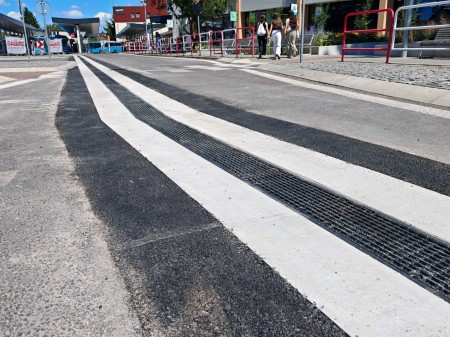 Foto: Problémový žľab na na autobusovej stanici v Prievidzi je hotový. Dielo majú odovzdať 9. augusta 2025. 6