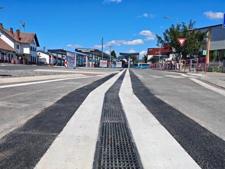 Foto: Problémový žľab na na autobusovej stanici v Prievidzi je hotový. Dielo majú odovzdať 9. augusta 2025. 9
