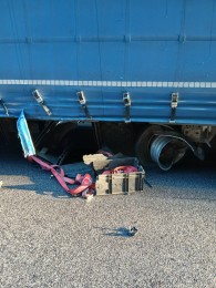 Foto: V Prievidzi sa zrazil kamión s dvoma autami, hlásia zranenú osobu 1
