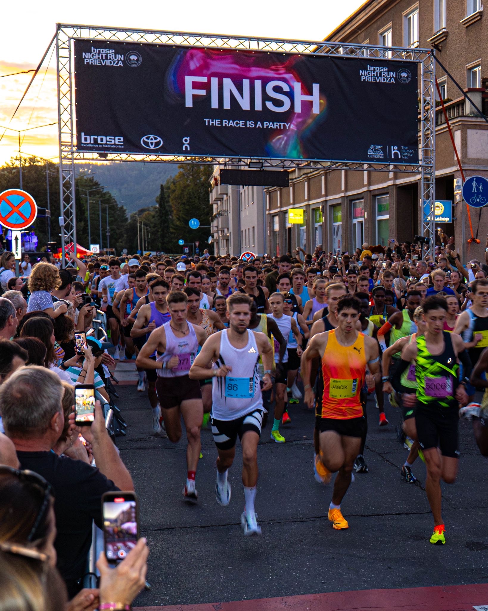 Brose Night Run Prievidza 2025: Najrýchlejší Keňania, na M-SR obhajoba P. Ďureca a titul aj pre Páleníkovú v osobných rekordoch