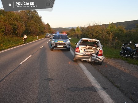 TRAGICKÁ NEHODA: Zrážku osobného auta a motocykla pri Prievidzi neprežil 52-ročný muž 0