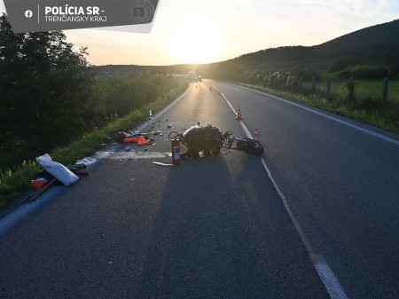 TRAGICKÁ NEHODA: Zrážku osobného auta a motocykla pri Prievidzi neprežil 52-ročný muž 2