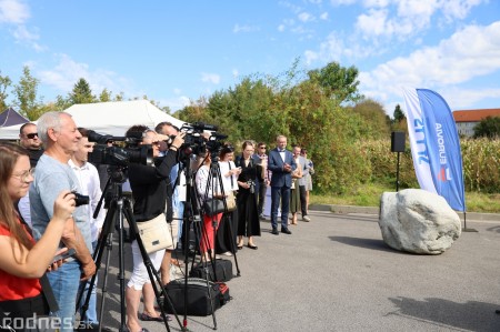 Foto a video: Dnes poklepali základný kameň stavby. Začali s prácami na dokončení prvej etapy obchvatu Prievidze 1