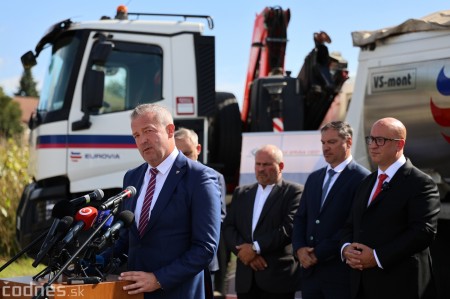 Foto a video: Dnes poklepali základný kameň stavby. Začali s prácami na dokončení prvej etapy obchvatu Prievidze 2