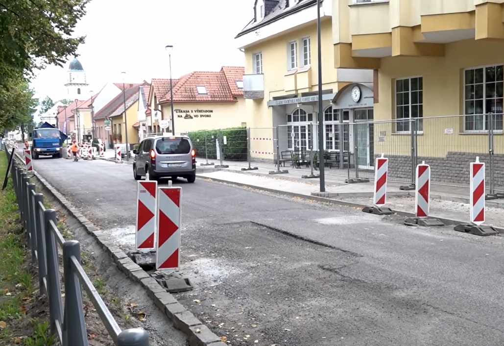Rekonštrukciu cesty na Hurbanovom námestí v Bojniciach dokončia v októbri