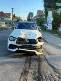 Foto: Vodič Mercedesu v Prievidzi nafúkal 1,46 promile. Poškodil šesť áut, dopravné značenie a stĺp verejného osvetlenia 1
