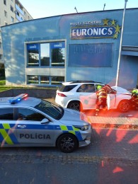 Foto: Vodič Mercedesu v Prievidzi nafúkal 1,46 promile. Poškodil šesť áut, dopravné značenie a stĺp verejného osvetlenia 2