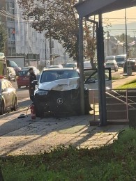 Foto: Vodič Mercedesu v Prievidzi nafúkal 1,46 promile. Poškodil šesť áut, dopravné značenie a stĺp verejného osvetlenia 3