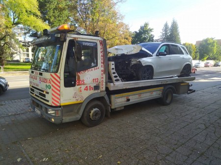 Foto: Vodič Mercedesu v Prievidzi nafúkal 1,46 promile. Poškodil šesť áut, dopravné značenie a stĺp verejného osvetlenia 4