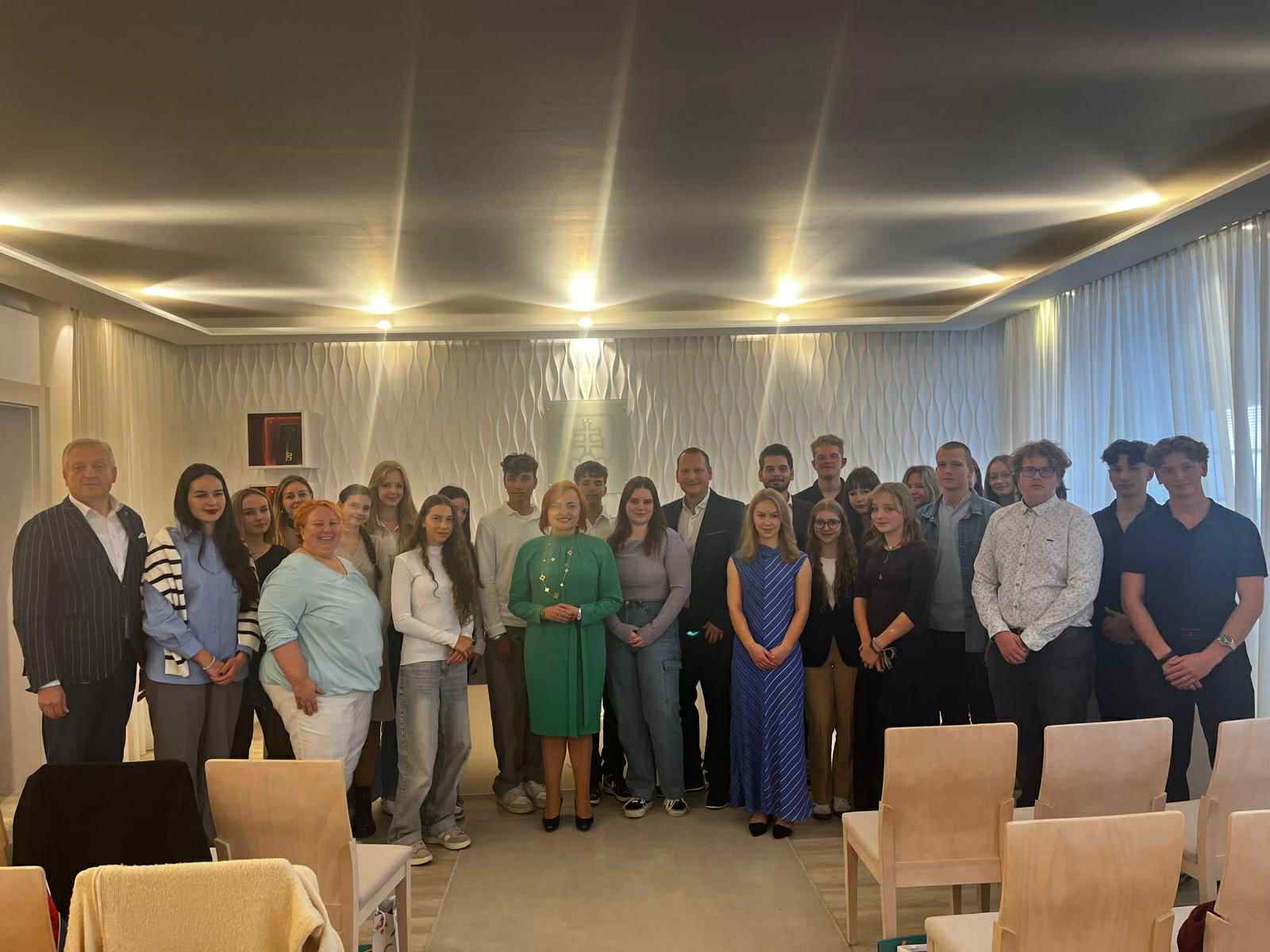 Noví členovia Rady mladých mesta Prievidza si slávnostne prevzali svoje dekréty