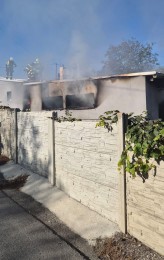 Foto: ROZSIAHLY požiar dvojgaráže pri drevodome v Porube v okrese Prievidza 0