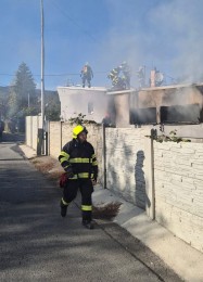 Foto: ROZSIAHLY požiar dvojgaráže pri drevodome v Porube v okrese Prievidza 1